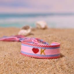 2024 New 26 Embroidery Initial Letters Handwoven Heart Bracelet For Women Summer Beach Pink Friendship Lovers Bracelet