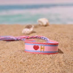 2024 New 26 Embroidery Initial Letters Handwoven Heart Bracelet For Women Summer Beach Pink Friendship Lovers Bracelet