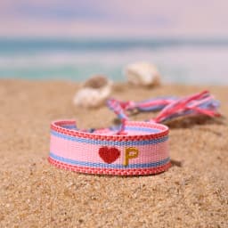 2024 New 26 Embroidery Initial Letters Handwoven Heart Bracelet For Women Summer Beach Pink Friendship Lovers Bracelet