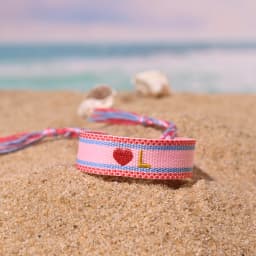 2024 New 26 Embroidery Initial Letters Handwoven Heart Bracelet For Women Summer Beach Pink Friendship Lovers Bracelet