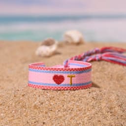 2024 New 26 Embroidery Initial Letters Handwoven Heart Bracelet For Women Summer Beach Pink Friendship Lovers Bracelet