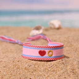2024 New 26 Embroidery Initial Letters Handwoven Heart Bracelet For Women Summer Beach Pink Friendship Lovers Bracelet