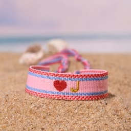 2024 New 26 Embroidery Initial Letters Handwoven Heart Bracelet For Women Summer Beach Pink Friendship Lovers Bracelet