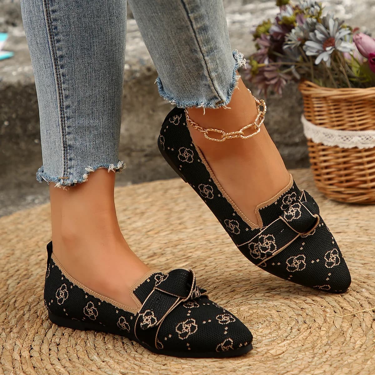 New Women's Knitted Slip on Flats Breathable Comfortable Solid Color Walking Shoes Casual Pointed Toe Walking Sneakers Loafers