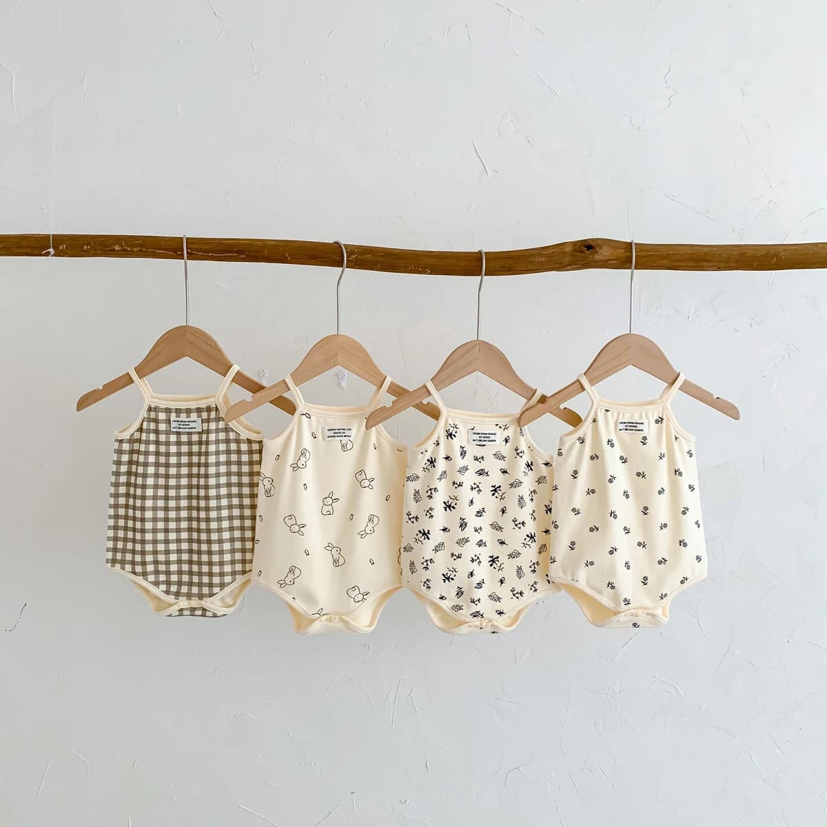 Ins summer baby sling triangle jumpsuit baby small vest sleeveless jumpsuit for toddlers and baby girls summer outdoor wear as a
