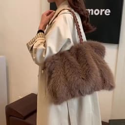 Women's Fashionable Plush Large Capacity Tote Bag High-end Pleated Fox Fur Shoulder Crossbody Bag Commuter Bag with Metal Chain