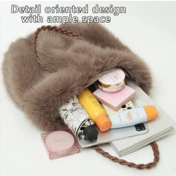 Women's Fashionable Plush Large Capacity Tote Bag High-end Pleated Fox Fur Shoulder Crossbody Bag Commuter Bag with Metal Chain