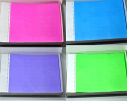 500-piece set of disposable solid-color wristbands, made of Tyvek waterproof paper, with options for coded and non-coded styles