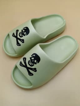 Women's Fashion Slippers Waterproof Non-Slip Thick Sole Wear-Resistant Soft Sole Comfortable Skull Slip-On Slippers