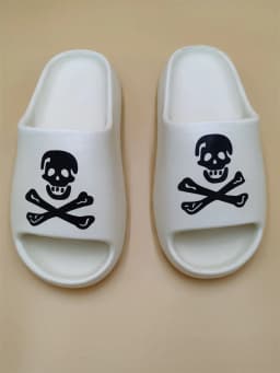 Women's Fashion Slippers Waterproof Non-Slip Thick Sole Wear-Resistant Soft Sole Comfortable Skull Slip-On Slippers