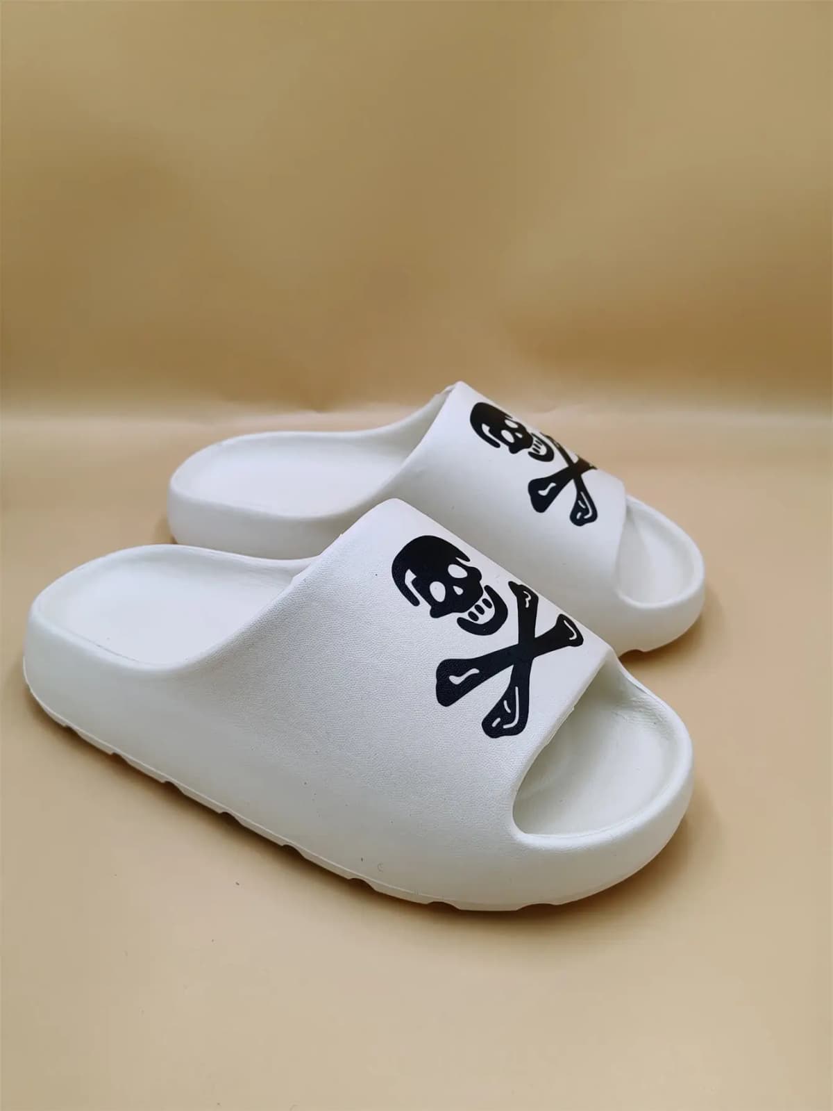 Women's Fashion Slippers Waterproof Non-Slip Thick Sole Wear-Resistant Soft Sole Comfortable Skull Slip-On Slippers