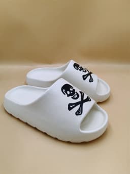 Women's Fashion Slippers Waterproof Non-Slip Thick Sole Wear-Resistant Soft Sole Comfortable Skull Slip-On Slippers