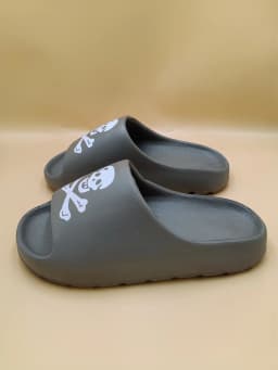 Women's Fashion Slippers Waterproof Non-Slip Thick Sole Wear-Resistant Soft Sole Comfortable Skull Slip-On Slippers