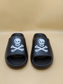 Women's Fashion Slippers Waterproof Non-Slip Thick Sole Wear-Resistant Soft Sole Comfortable Skull Slip-On Slippers