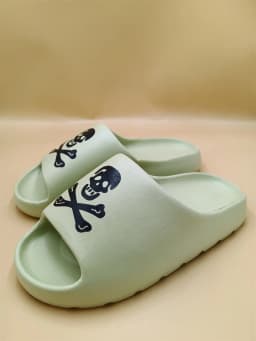 Women's Fashion Slippers Waterproof Non-Slip Thick Sole Wear-Resistant Soft Sole Comfortable Skull Slip-On Slippers