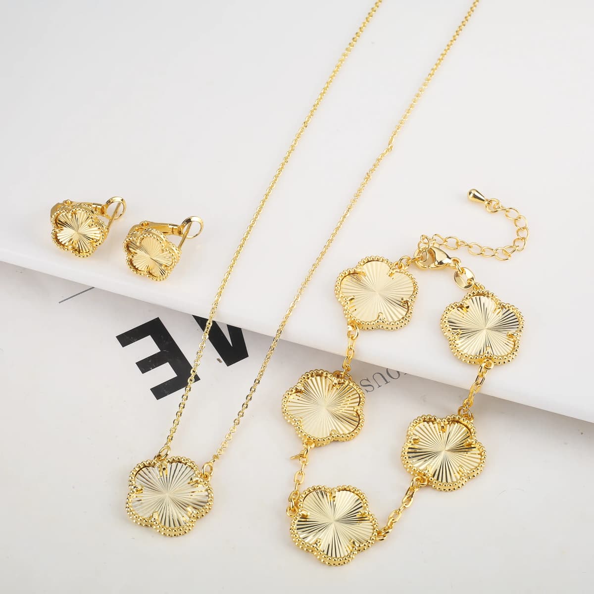 2025 Luxury Hot Selling Shiny Metal New Design Plant Five Leaf Flower Set 15mm Double Sided Women's Gilded Gift Clover
