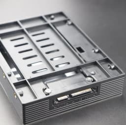 2.5 Inch To 3.5 Inch Internal Floppy Bay SATA III 6Gbps Tray-LESS Mobile Rack for 2.5" HDD SSD Hard Drive Backplane Enclosure