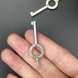1/2pcs American Handcuff Keys Standard Issue Law Enforcement Hand Cuffs Keys Universal Precise Handcuff Lock Key Wear Resistant
