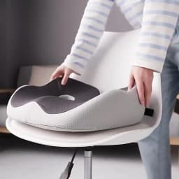 Pressure-Resistant and Breathable Ergonomic Seat Cushion with Slow-Recovery filling and Curved Surface Fitting the Hips