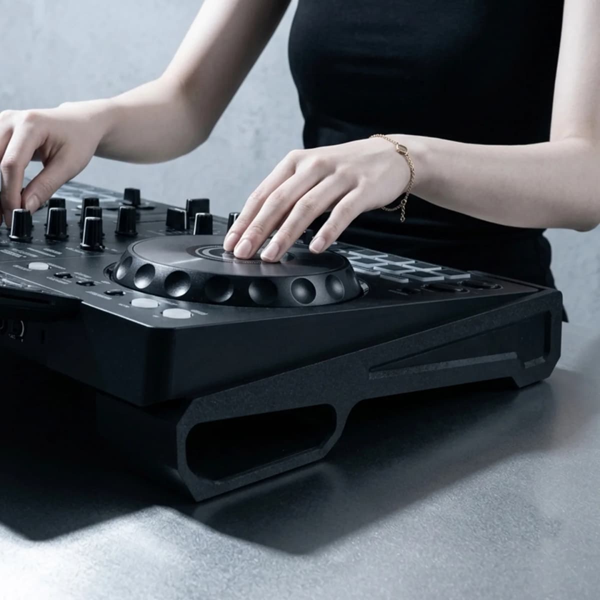 DJ Controller Stand Riser for Pioneer DDJ-FLX4, Non-Slip Base Holder Elevated Bracket with Anti-Skid Pads, DJ Equipment Accessor