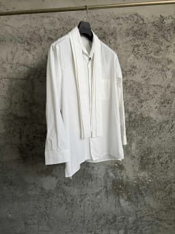 A long-sleeved, fashionable urban shirt with a white pure cotton scarf collar