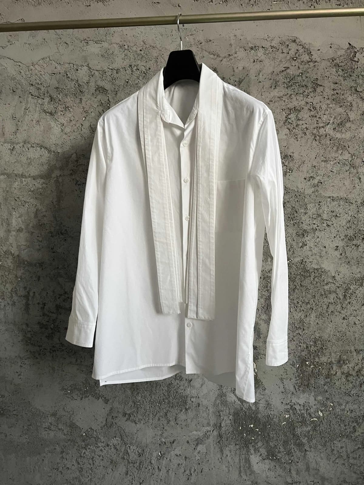 A long-sleeved, fashionable urban shirt with a white pure cotton scarf collar