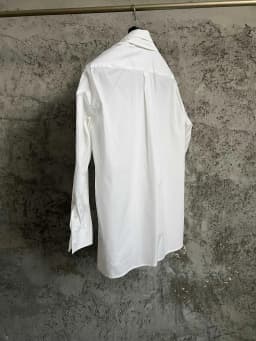 A long-sleeved, fashionable urban shirt with a white pure cotton scarf collar