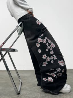 American Retro Floral Embroidery Ripped Design Black Men's Loose Jeans Washed Y2K Street Style Versatile Pants