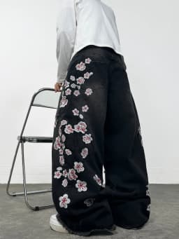 American Retro Floral Embroidery Ripped Design Black Men's Loose Jeans Washed Y2K Street Style Versatile Pants