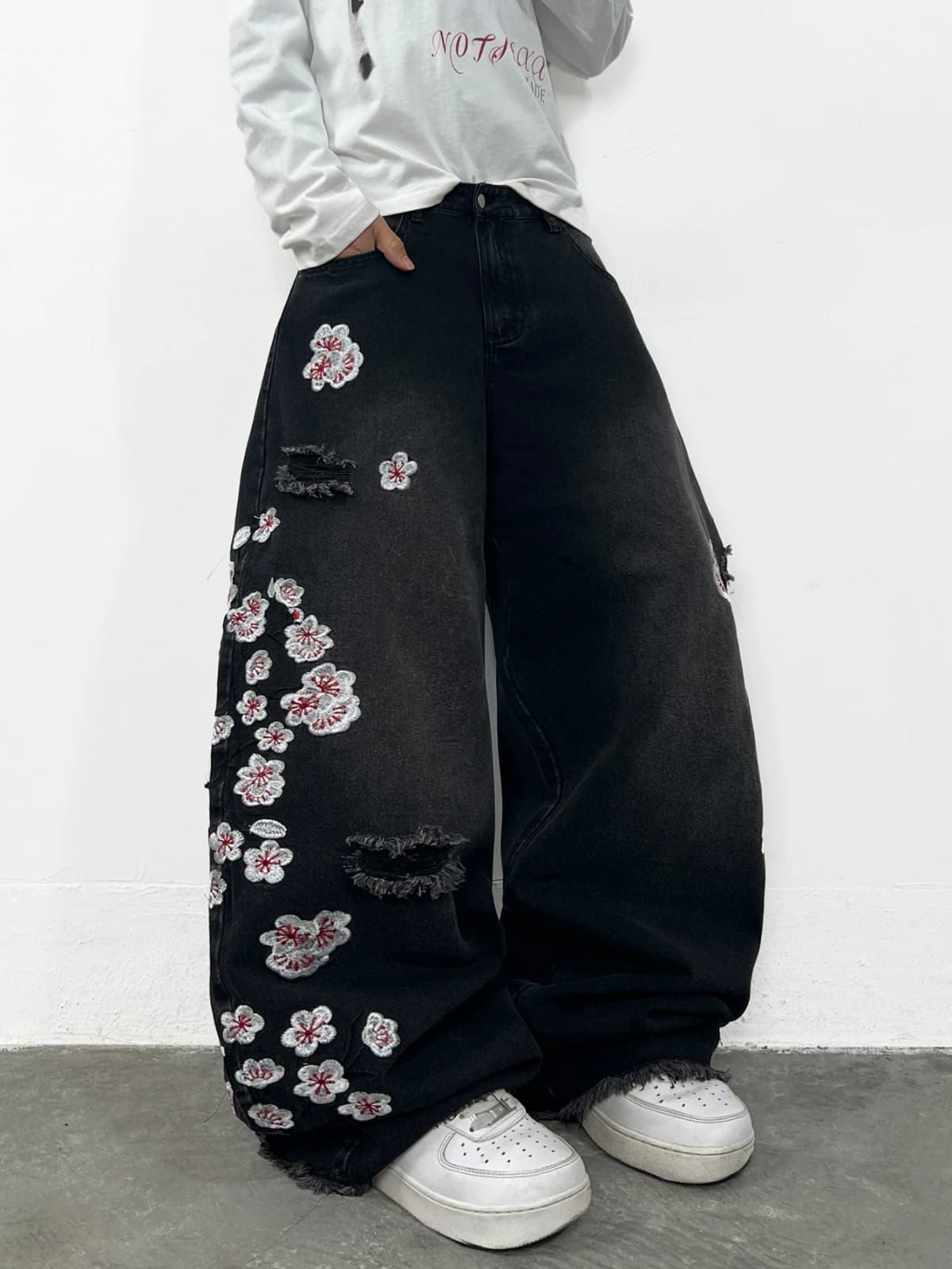 American Retro Floral Embroidery Ripped Design Black Men's Loose Jeans Washed Y2K Street Style Versatile Pants
