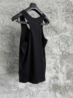A solid color round-neck sleeveless vest with an I-shaped design, a stylish and versatile pure cotton top for men