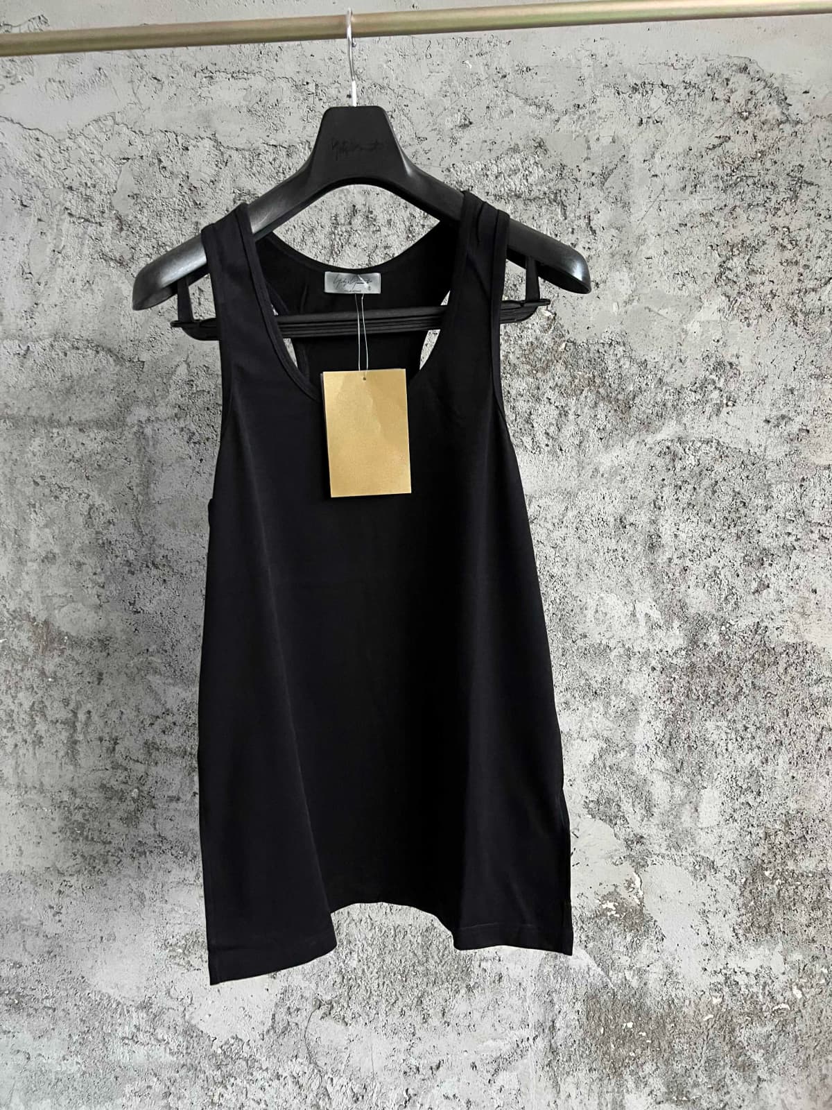 A solid color round-neck sleeveless vest with an I-shaped design, a stylish and versatile pure cotton top for men