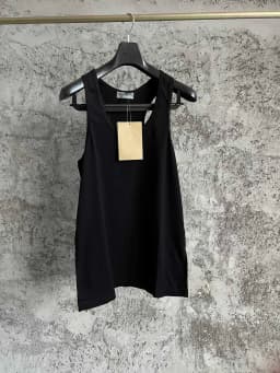 A solid color round-neck sleeveless vest with an I-shaped design, a stylish and versatile pure cotton top for men