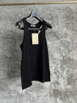 A solid color round-neck sleeveless vest with an I-shaped design, a stylish and versatile pure cotton top for men