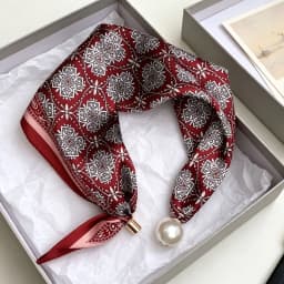 Elegant Chic Pearl Stripe Scarfs Women Fashion Convenient Magnetic Buckle Scarf Pearl Tail Artistic Accessory Neck Wrap Scarves