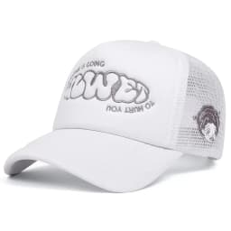 A little girl with a crying face, a sponge embroidered baseball cap, a men's and women's outdoor mesh baseball cap for casual