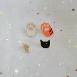1Pcs Cute Cartoon Cat Colorful Foot Pins Acrylic Badges Brooch lapel Pin For Women Clothes On The Backpack Accessories jewelry