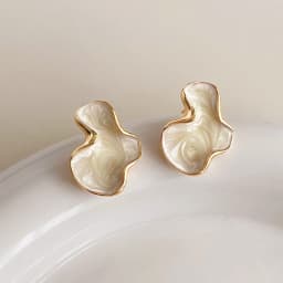Artistic Abstract White Black Pink Color Cloud Irregular Stud Earring for Women Temperament Ear Jewelry Simple Party Gift