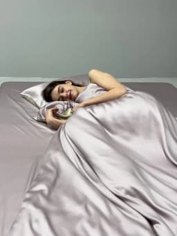 Mulberry Silk Duvet Cover 1PC Quilt Cover Solid Color Smooth Comforter Cover with Zipper Closure Double King Queen Size Bedding
