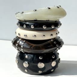 HUANZHI Black and White Irregular Resin Bracelet with Bold, Trendy Design Unique Punk-Style Silver Rivet Clasp Women's Jewelry