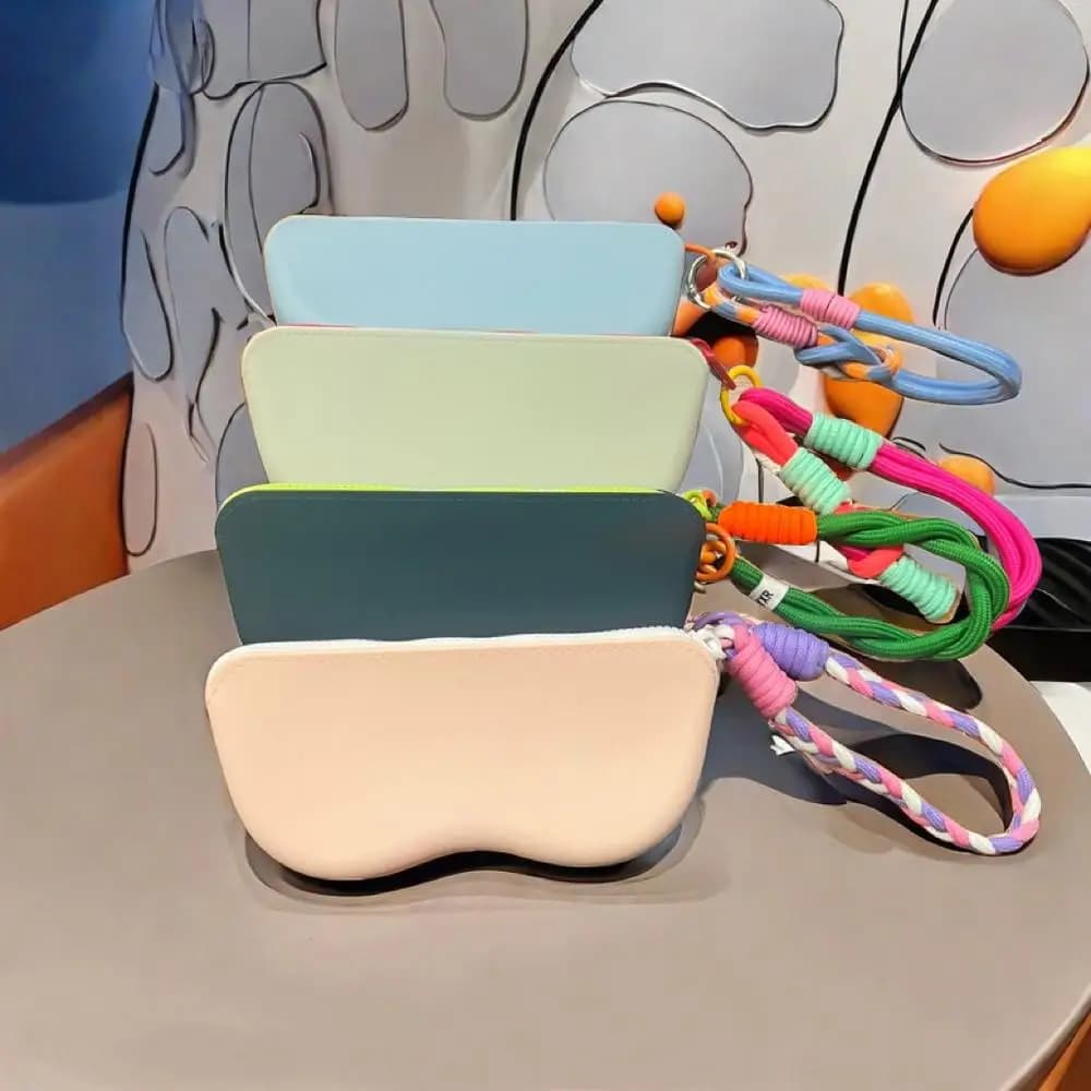 Portable Waterproof Drop-Resistant Silicone Glasses Case Easy to Store Equipped with Hanging Handle Suitable for Travel