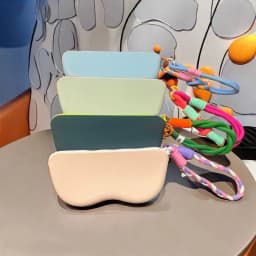 Portable Waterproof Drop-Resistant Silicone Glasses Case Easy to Store Equipped with Hanging Handle Suitable for Travel