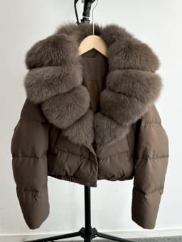 2025 New Winter Big Natural Fox Fur Fluffy Puffer Coat Women Button Warm 90White Duck Feather Down Short Jacket Waterproof Parka