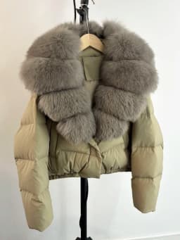 2025 New Winter Big Natural Fox Fur Fluffy Puffer Coat Women Button Warm 90White Duck Feather Down Short Jacket Waterproof Parka