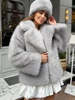 Thick Warm Faux Fur Coat for Women With Belt Turn Down Collar Fur Parkas 2025 New Winter Short Loose Fluffy Outerwear