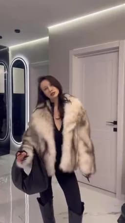 Neo Mint 2025 Winter Exclusive Striped Faux Fur Jacket Women Overcoat Brand Blogger Fashion Fluffy Fox Fur Collar Coat Outerwear