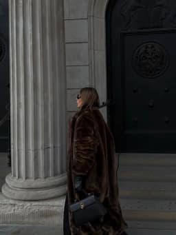 Women Solid Faux Fur Long Coats Fashion Lapel Full Sleeve Fluffy Luxury Loose Casual Outerwears 2026 Winter High Street Outwear