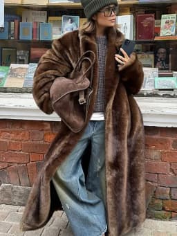 Women Solid Faux Fur Long Coats Fashion Lapel Full Sleeve Fluffy Luxury Loose Casual Outerwears 2026 Winter High Street Outwear
