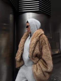 Women's Faux Fur Coat Fluffy Camel Oversized Lapel Collar Cropped Winter Warm Thick Jacket Elegant Luxe Chic Outerwear