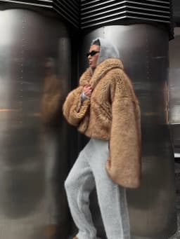 Women's Faux Fur Coat Fluffy Camel Oversized Lapel Collar Cropped Winter Warm Thick Jacket Elegant Luxe Chic Outerwear